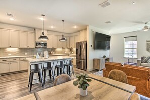Microwave, oven, stovetop, dishwasher - Luxury Frisco Townhome Near The Star & PGA (Frisco)