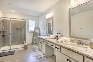 Shower, hair dryer, towels, soap - Luxury Frisco Townhome Near The Star & PGA (Frisco)