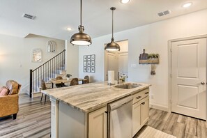 Interior - Luxury Frisco Townhome Near The Star & PGA (Frisco)