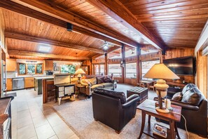 Living area - Eagle Point Lakeview (Joseph)