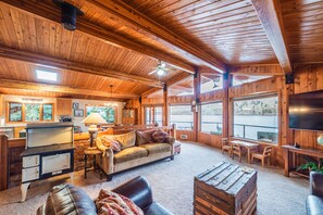 Living area - Eagle Point Lakeview (Joseph)