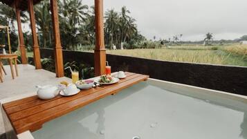 Suite, balkon, pemandangan kebun | Bathtub spa outdoor
