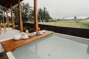 Suite, Balkon, Gartenblick | Außen-Whirlpool