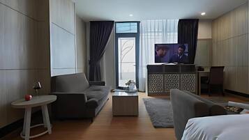 Suite de lujo, vista a la ciudad | Área de sala de estar