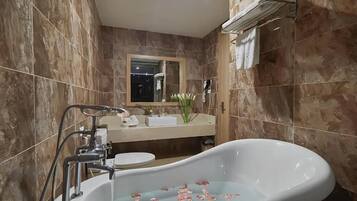 Habitació doble Deluxe, vistes a la ciutat | Bany | Banyera i dutxa independents, articles de tocador gratuïts i sabatilles
