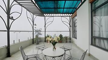 Suite de lujo, vista a la ciudad | Restaurante al aire libre