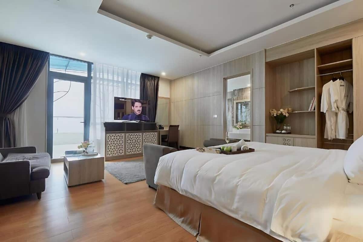 Luxury Suite, City View | Peti besi dalam bilik, kalis bunyi, seterika/papan seterika 