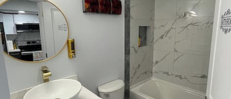 Maison, 2 chambres, cheminée | Salle de bain