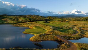 A golf course with a lake, a wooden bridge, and surrounding hills. - Spacious 4-Bedroom Villa / Infinity Pool & Peaceful Bel Ombre Setting (Bel Ombre)