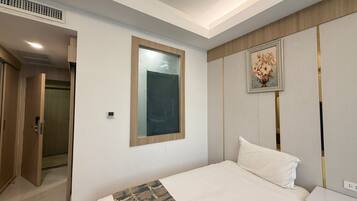 Deluxe Double Room | Desk, laptop workspace, blackout curtains, free WiFi