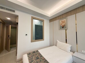 Habitación doble Deluxe | Escritorio, espacio para trabajar con laptop y cortinas blackout 