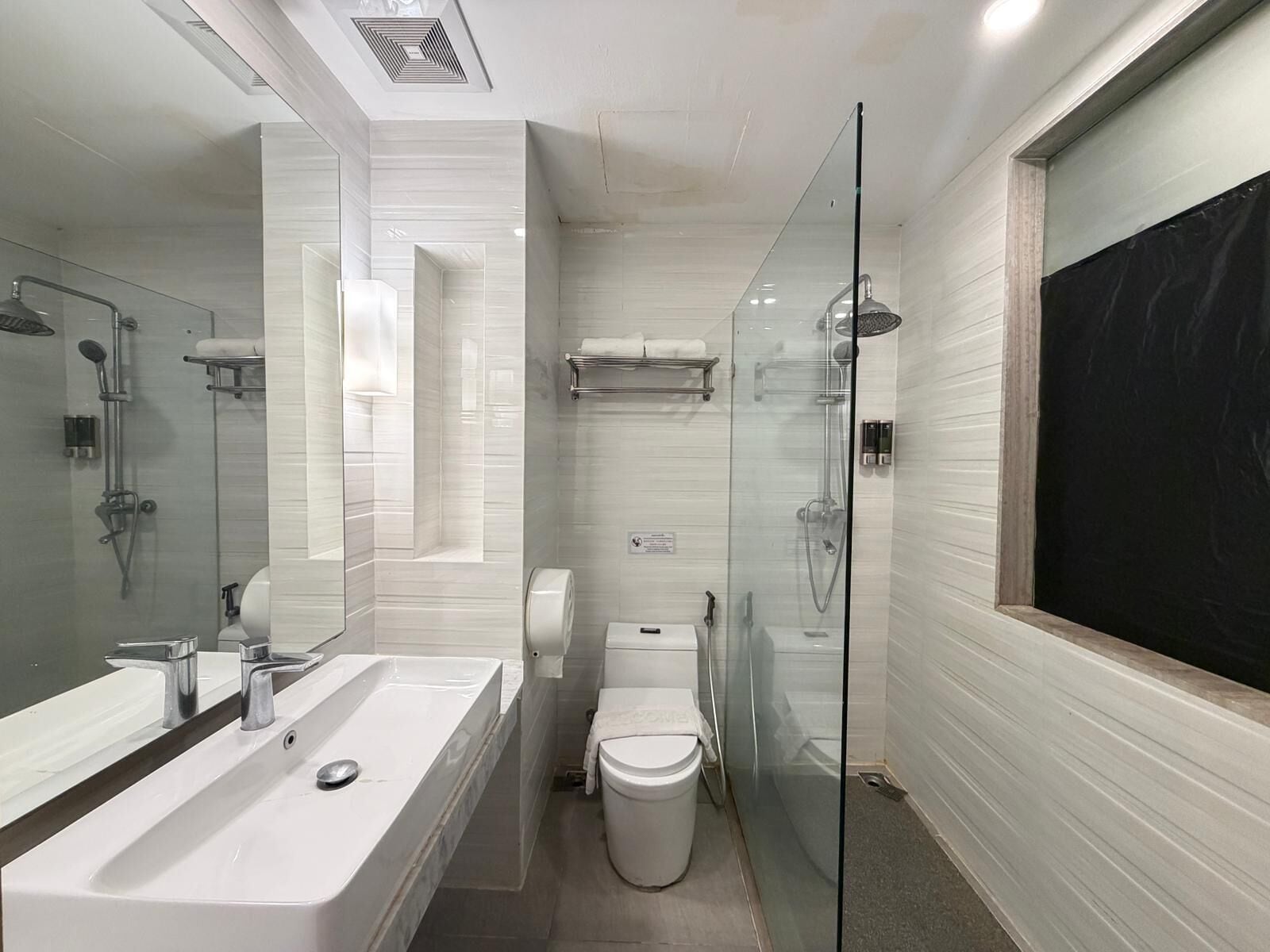 Ducha, artículos de tocador gratuitos, secador de pelo, bidet