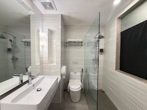 Douche, articles de toilette (gratuits), séchoir à cheveux, bidet