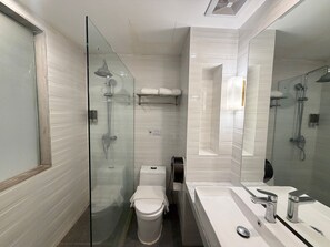 Deluxe Double Room | Bathroom - Palette Luxe Jomtien Beach Pattaya (Muang Pattaya)