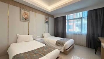Deluxe Twin Room | Desk, laptop workspace, blackout curtains, free WiFi
