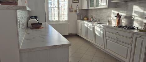 Fridge, oven, stovetop, coffee/tea maker