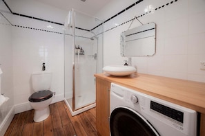 Shower, hair dryer, towels, soap - The Residence on Warwick (Hobart City)