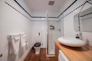 Shower, hair dryer, towels, soap - The Residence on Warwick (Hobart City)