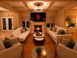 TV connectée, cheminée, chaîne hi-fi, espaces bureaux