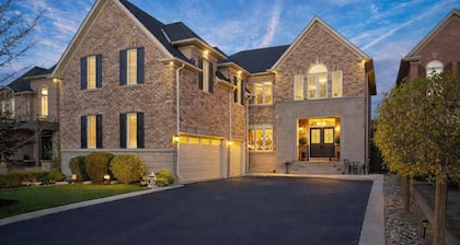 Spacious 2BR+Den Retreat + Fireplace + 10ft Ceiling