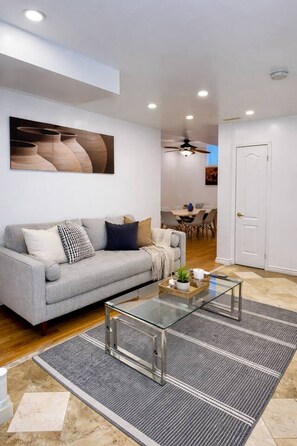Smart TV, chimenea, libros y oficina 