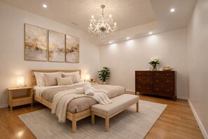 3 habitaciones, escritorio y tabla de planchar con plancha 