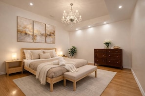 4 bedrooms, desk, iron/ironing board, travel cot - Private 3BR+Den Estate | 2 Separate Suites (Brampton)