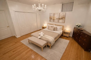 4 Schlafzimmer, Schreibtisch, Bügeleisen/Bügelbrett, Reisekinderbett