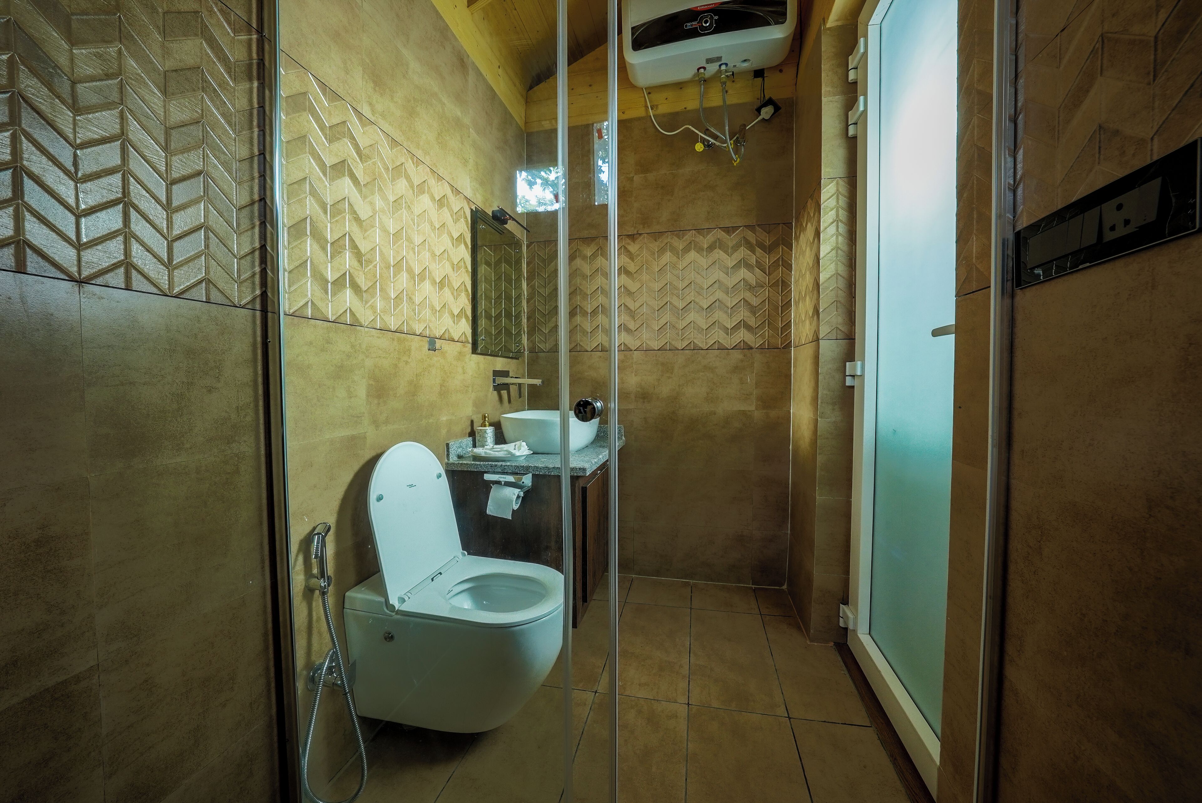 Bañera, toallas, jabón, shampoo