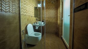 Een badkamer met toilet, wastafel en douche.