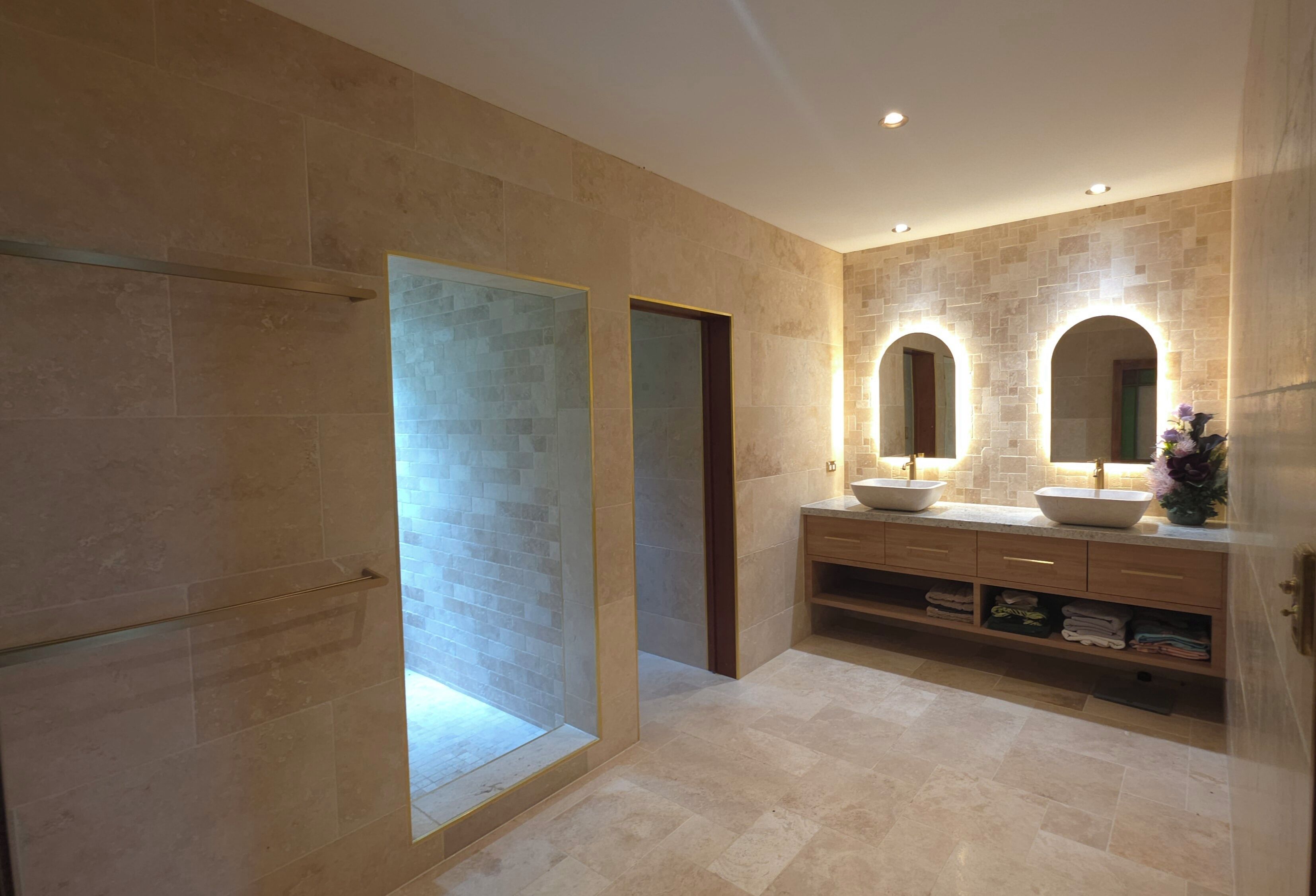 Regadera, toallas, papel de baño 