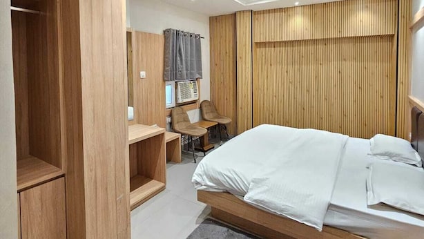 Una camera da letto moderna con un letto, una scrivania e un armadio.