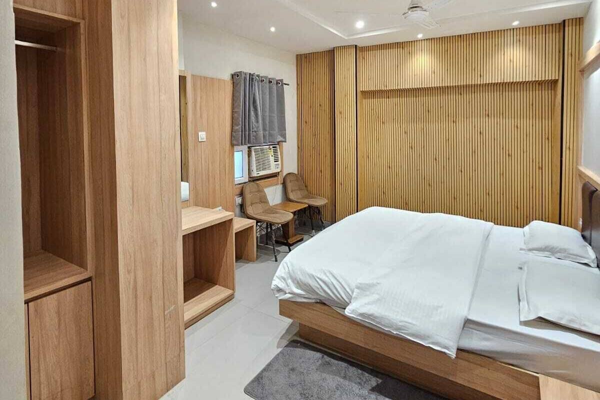 Ein modernes Schlafzimmer mit Bett, Schreibtisch und Kleiderschrank.