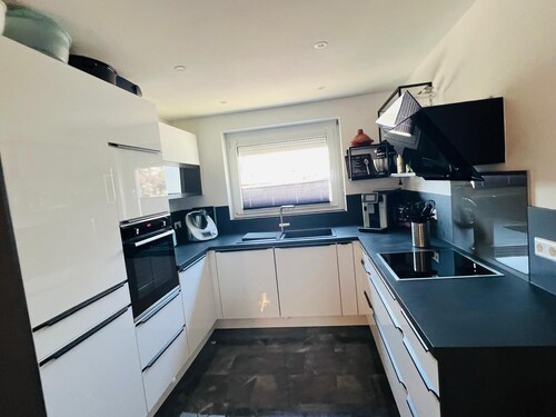 Luxurious 3-room apartment for 2-7 guests - modern, large balcony & parking space