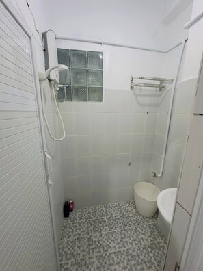 Shared Dormitory, 1 Bedroom, Smoking, Balcony | Bilik Mandi