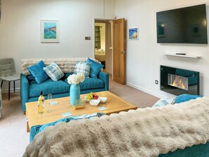 TV - 2 bedroom accommodation in Rock (Rock)