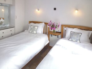 3 bedrooms, free WiFi - 3 bedroom accommodation in Whitestone (Whitestone)
