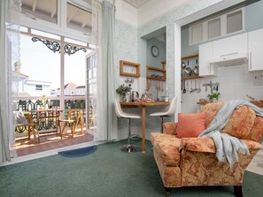 TV - 1 bedroom accommodation in Paignton (Paignton)