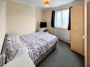 4 bedrooms, free WiFi - Large house in great location. (Cliftonville, near Margate)