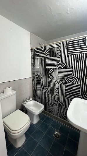 Kylpyhuone, jossa on wc, bidee ja pesuallas.