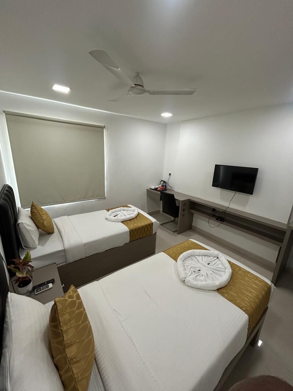 Chambre économique double ou avec lits jumeaux, vue sur la ville | Coffre-fort, bureau, espace de travail pour ordinateurs portables