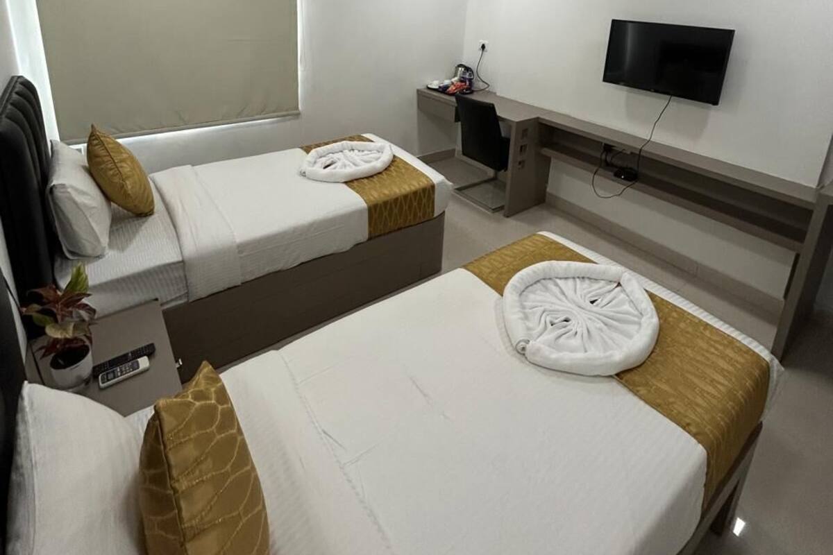 Habitación económica con 1 cama doble o 2 individuales, vistas a la ciudad | Caja fuerte, escritorio, espacio para trabajar con un portátil