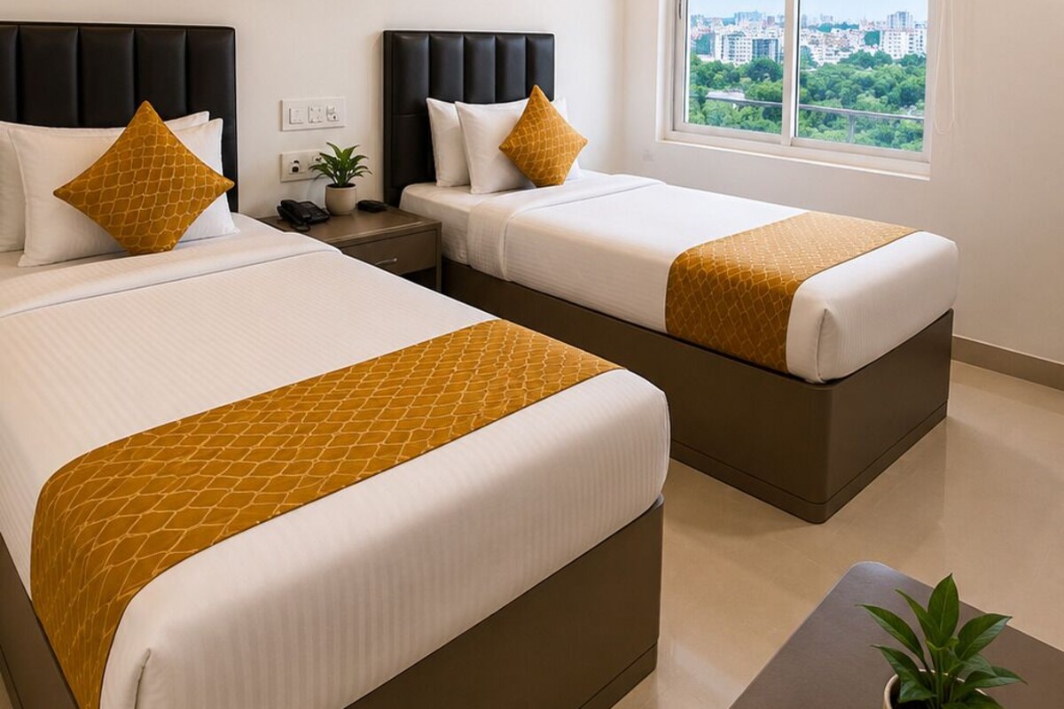 Quarto casal ou duplo econômico, vista para a cidade | Cofres nos quartos, escrivaninha, espaço de trabalho para notebook
