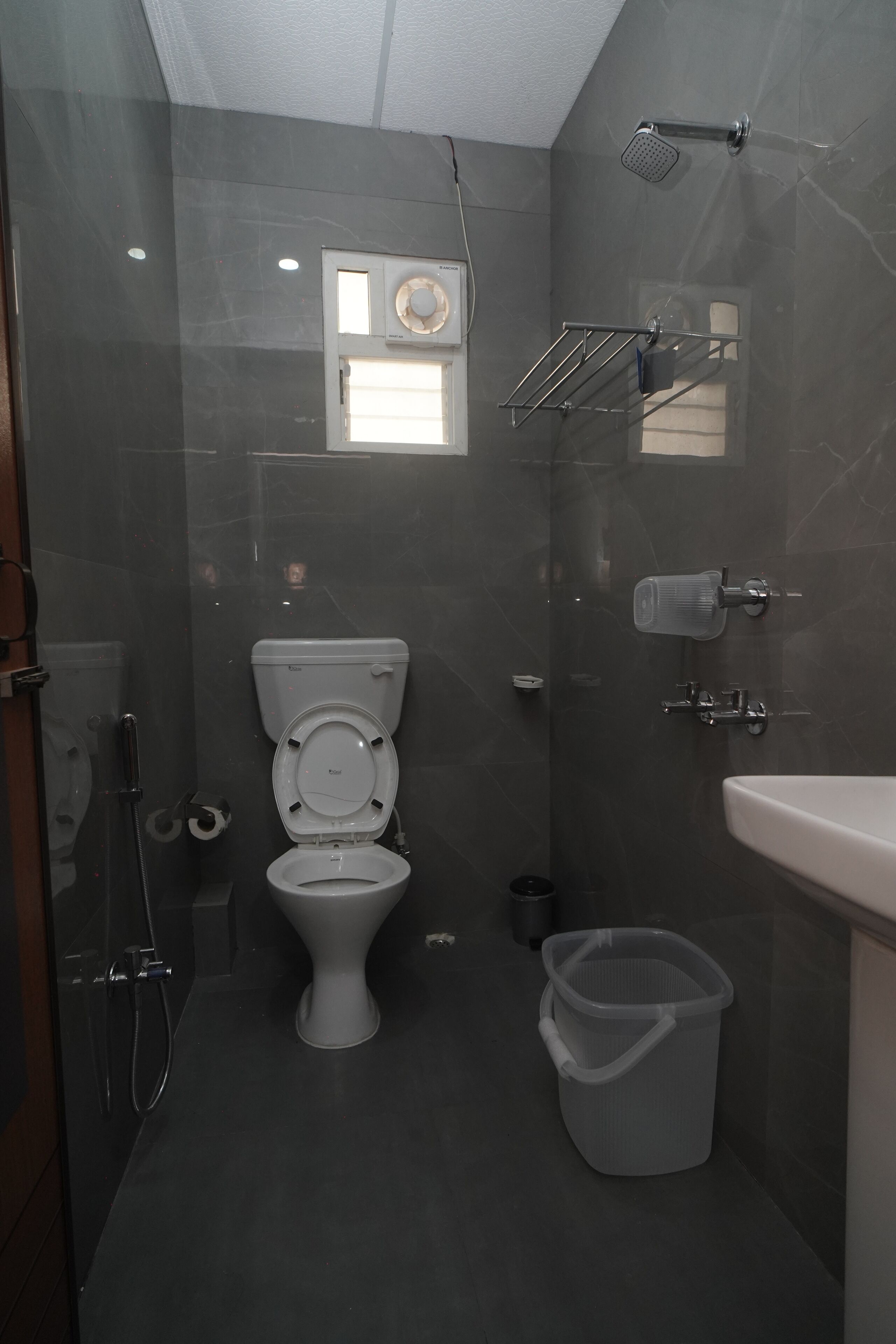 Sèche-cheveux, serviettes fournies, savon, papier toilette