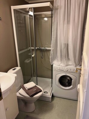 Bathroom - Cozy Holiday House in Fredrikstad - Perfect Family Retreat (Fredrikstad)