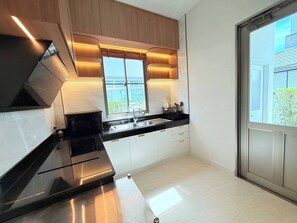 Private kitchen - Luxury house near Suvarnabhumi Airport (Tambon Rachathewa)