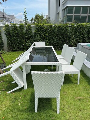 Outdoor dining - Luxury house near Suvarnabhumi Airport (Tambon Rachathewa)