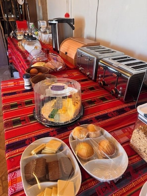 Ein reichhaltiges Frühstücksbuffet mit verschiedenen Speisen und einem Toaster.