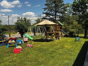 Children’s area - 5 Bedroom Cottage at Rice Lake! (Roseneath)