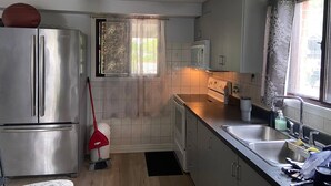 Kaffetrakter/tekoker, kjøleskap, mikrobølgeovn og ovn